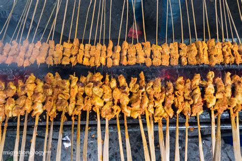  Sate Padang: Uma Explosão de Sabores Picantes e Aromas Irresistíveis!