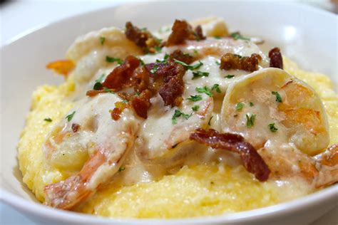  Shrimp and Grits: Uma Experiência Cremosa e Envolvente dos Sabores do Sul Americano!