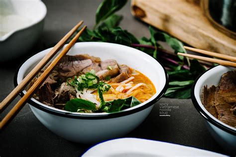  Bún Bò Huế: Uma explosão de sabores picantes e uma sinfonia refrescante de ervas frescas!