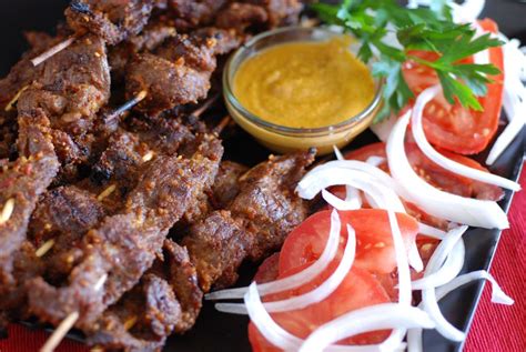  Suya: Uma Sinfonia de Especiarias Defumadas em um Banquete de Carne Assada!